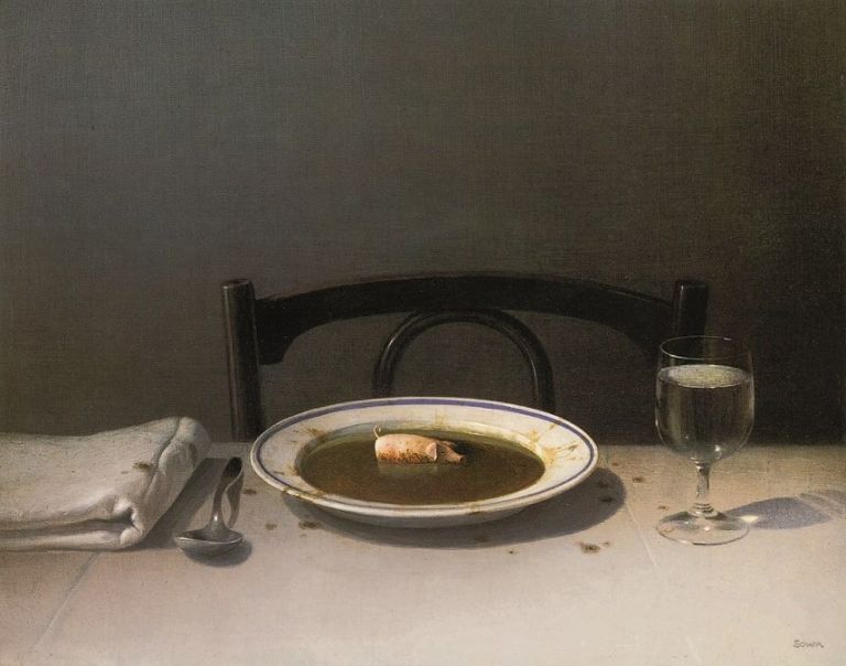 Malerei, auf der ein kleines Schwein in einem Suppenteller auf einem Tisch steht, daneben ein Glas, ein Löffel und eine Serviette, ein leerer Stuhl im Hintergrund